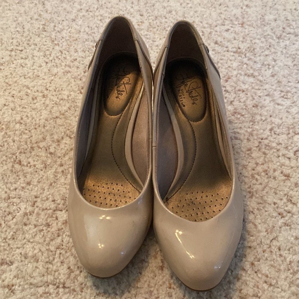 Tan lifestride pumps size 8.5